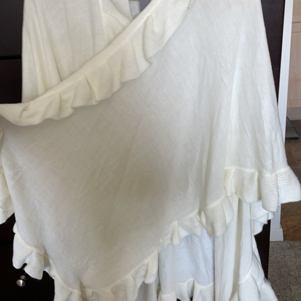 White shall/sweater - Picture 4 of 4